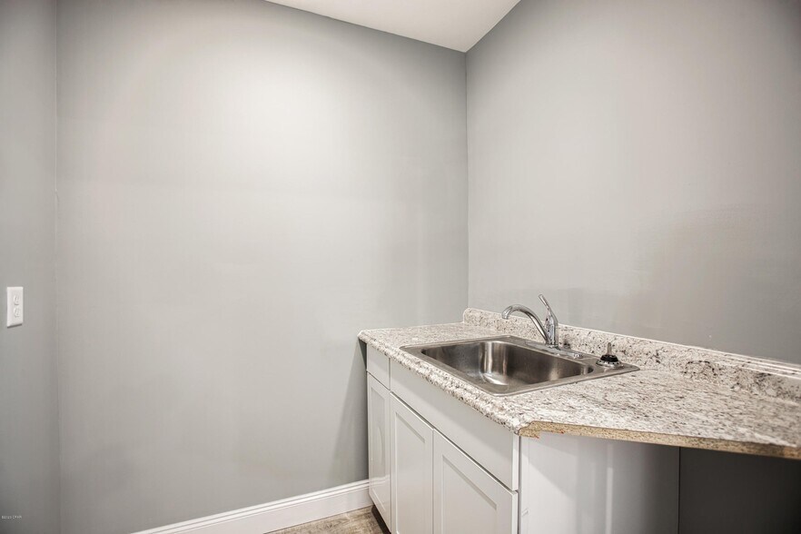 More Photos Of 5618 Lilly St, Panama City Office For Lease