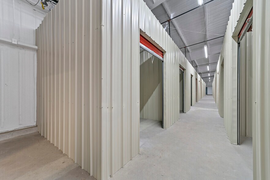 More Photos Of 136 Glass St, Dallas Storefront For Lease