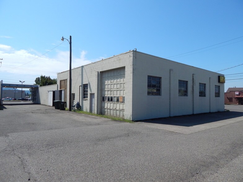 More Photos Of 470 NE Garden Valley Blvd, Roseburg Storefront Retail Office For Sale