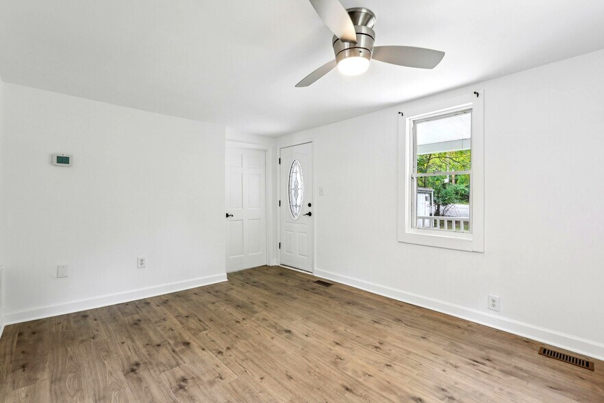More Photos Of 9955 Belair Rd, Kingsville Flex For Lease