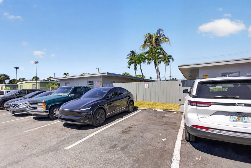 More Photos Of 821-825 NW 10th Ter, Fort Lauderdale Apartments For Sale