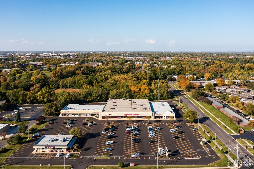 More Photos Of 875-901 E Geneva Rd, Carol Stream Freestanding For Lease