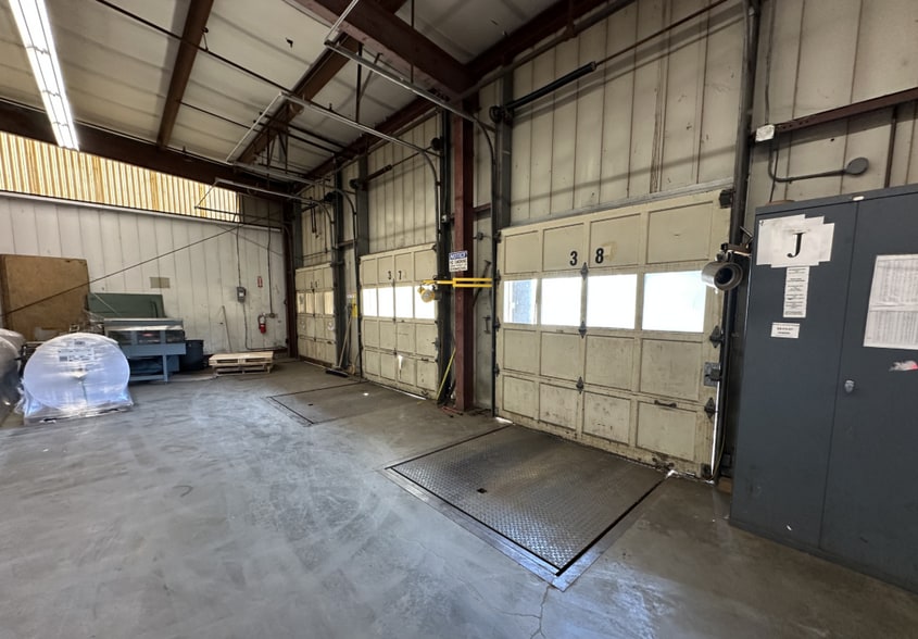 More Photos Of 24 Spring St, Florence Warehouse For Lease