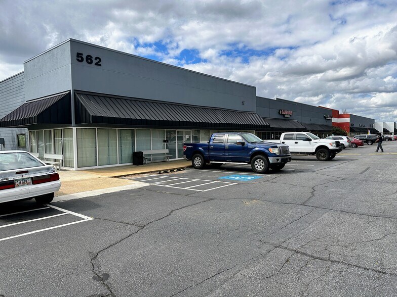 More Photos Of 562 Wylie Rd Se, Marietta Unknown For Lease