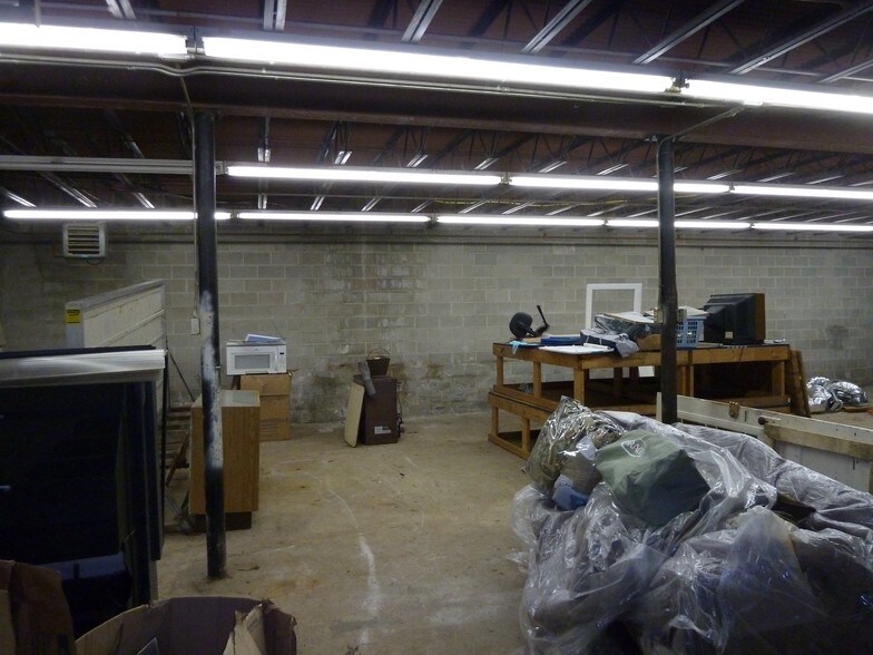 More Photos Of 910 Edgefield St, Greenwood Light Distribution For Sale