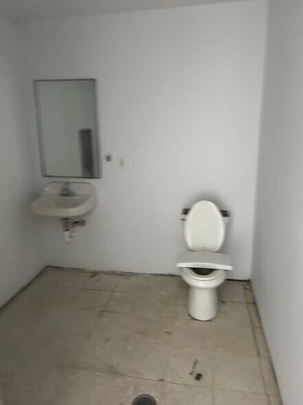 More Photos Of 2300 S Schaefer Hwy, Detroit Storefront For Sale