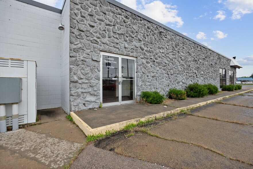 More Photos Of 610 Sainte Genevieve Dr, Sainte Genevieve Auto Dealership For Sale
