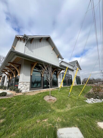 More Photos Of 1624 W Main St, Franklin Storefront Retail Office For Sale