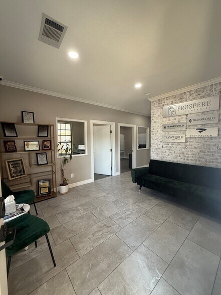 More Photos Of 2124 Parkwood Dr, Bedford Office For Lease