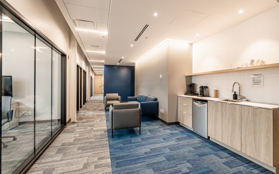 More Photos Of 200 Rue De Singapour, St-Augustin-de-Desmaures Showroom For Sale