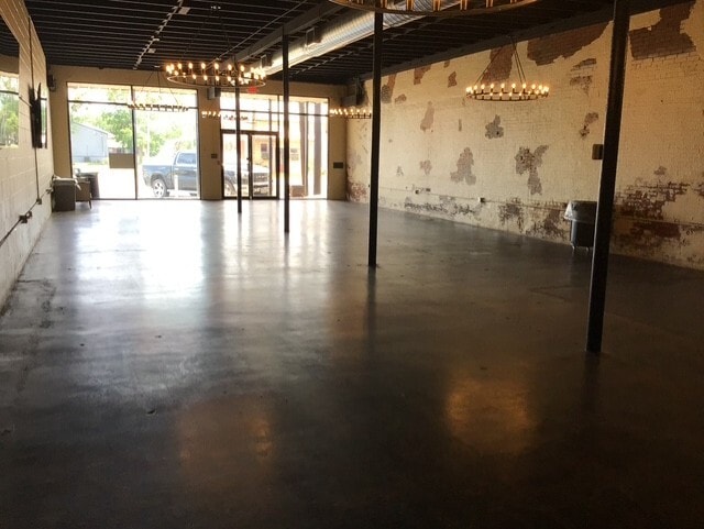 More Photos Of 108 W McCart St, Krum Storefront Retail Office For Lease