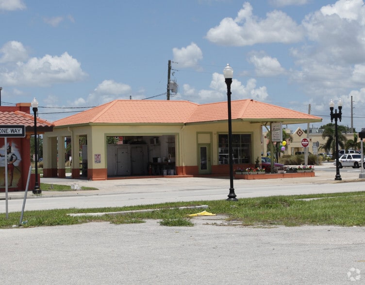 More Photos Of 108 E Marion Ave, Punta Gorda General Retail For Sale