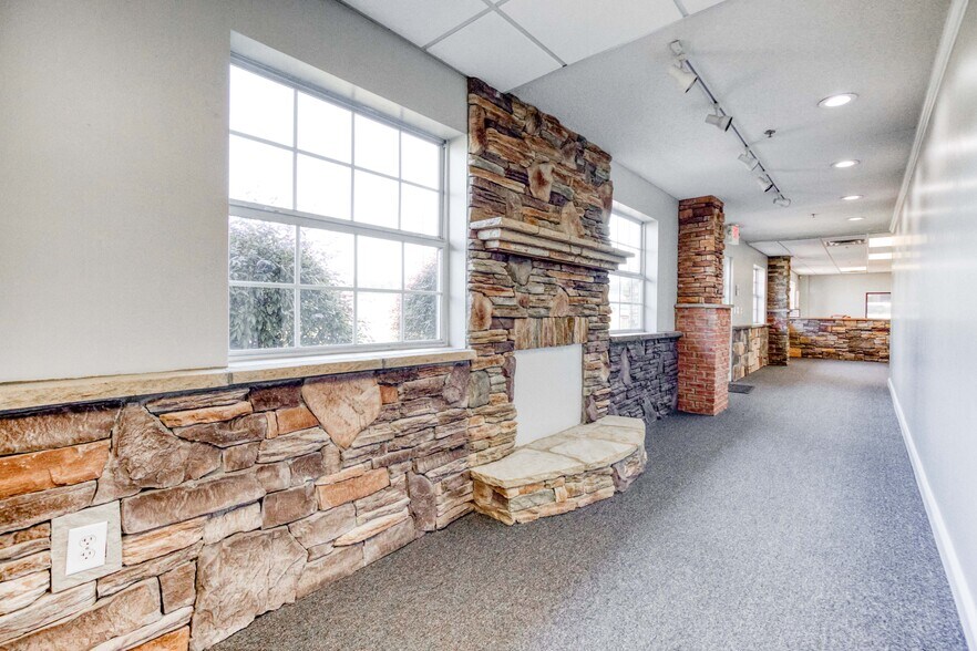 More Photos Of 1585 Access Rd, Covington Flex For Lease