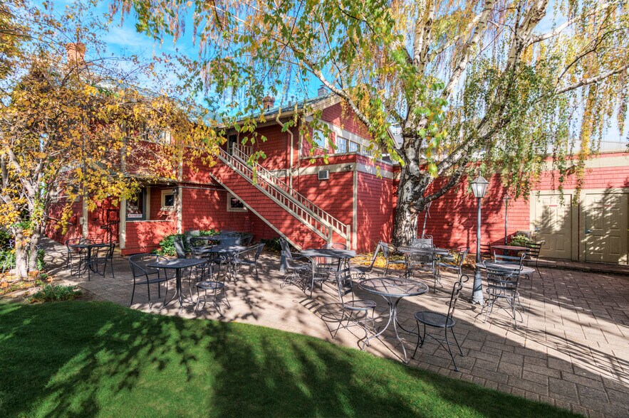 More Photos Of 614 NW Cedar Ave, Redmond Restaurant For Sale