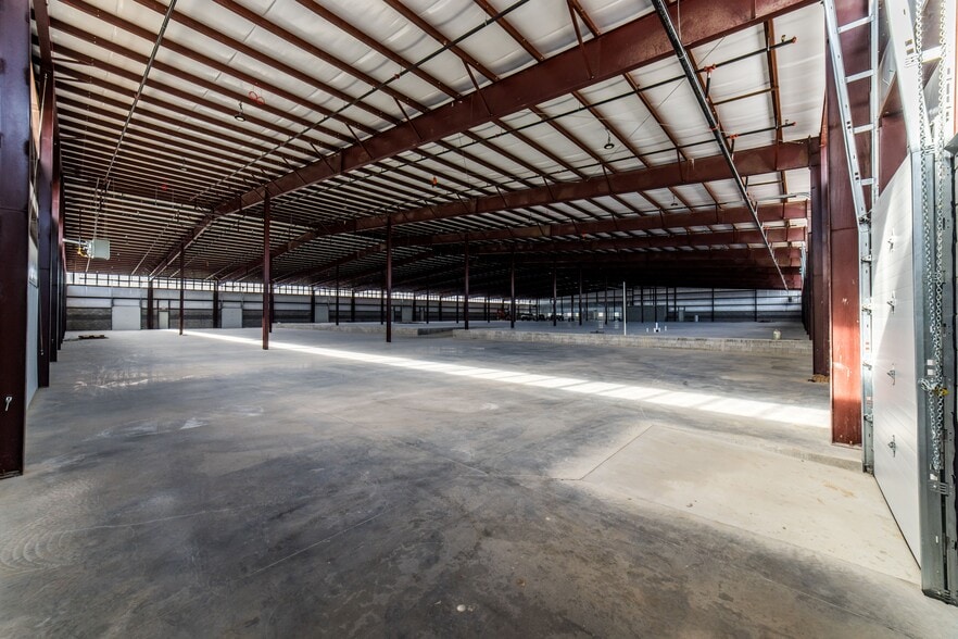 More Photos Of 659 E Randall Wobbe Ln, Springdale Distribution For Lease