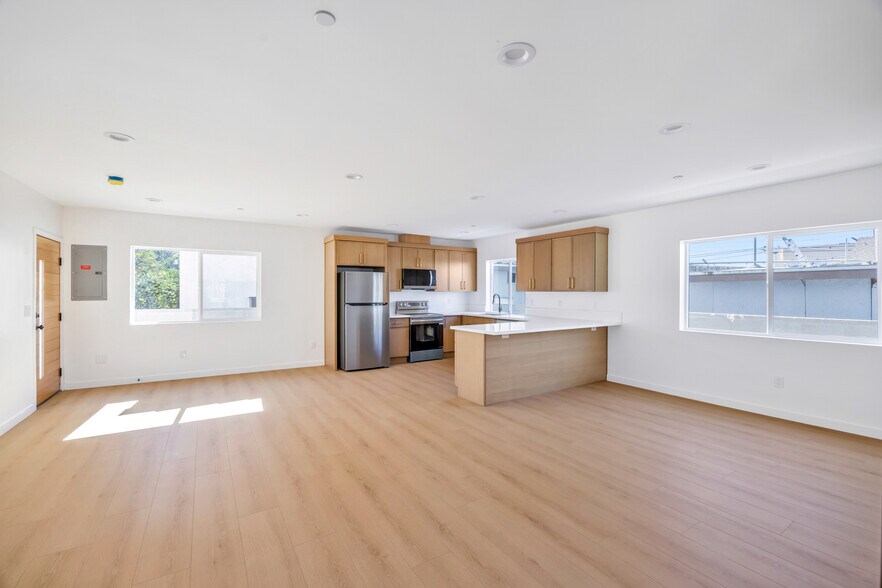 More Photos Of 10905 Dalerose Ave, Inglewood Multifamily For Sale