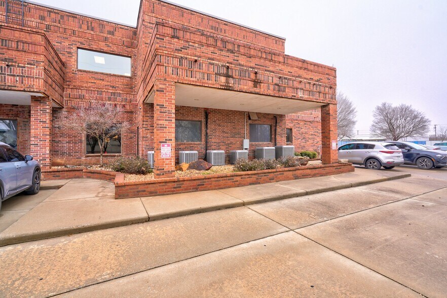 More Photos Of 111 SW C Ave, Lawton Medical For Sale
