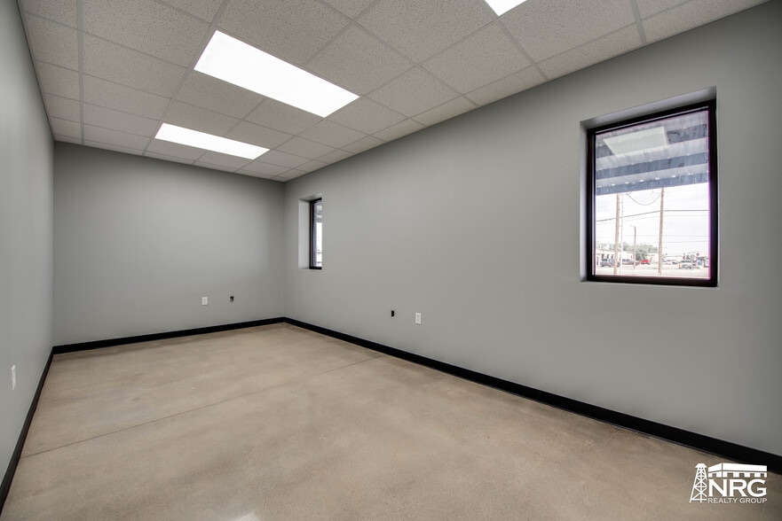 More Photos Of 1602 S Midkiff Rd, Midland Warehouse For Lease