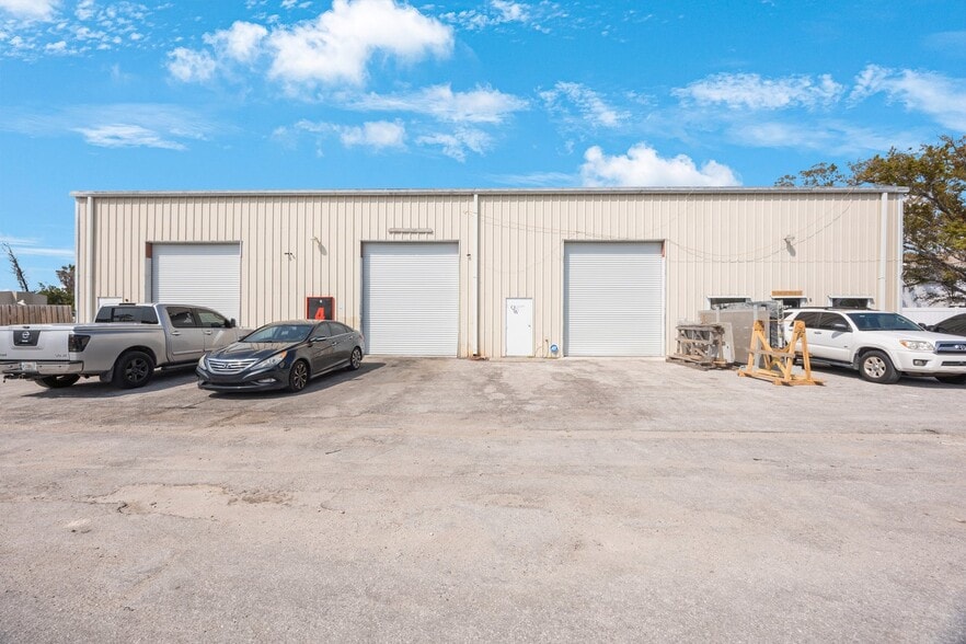 More Photos Of 9161 131st Pl N, Largo Warehouse For Lease