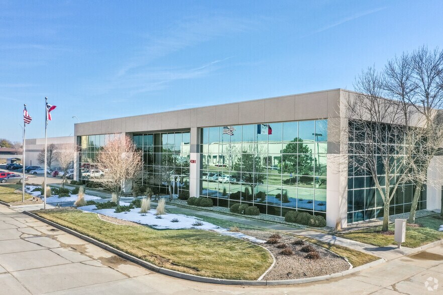 Primary Photo Of 4301 121st St, Urbandale Distribution For Lease