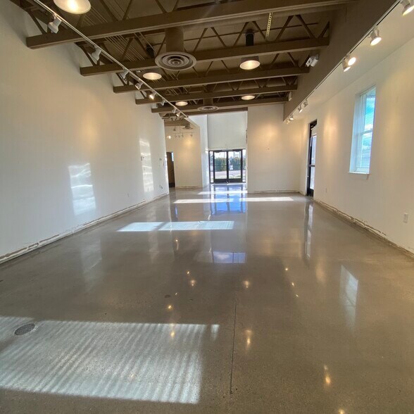 More Photos Of 650 E Fairview Ave, Meridian Freestanding For Lease