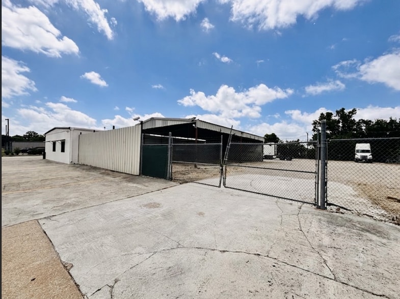 More Photos Of 4212 Garland Dr, Haltom City Warehouse For Lease