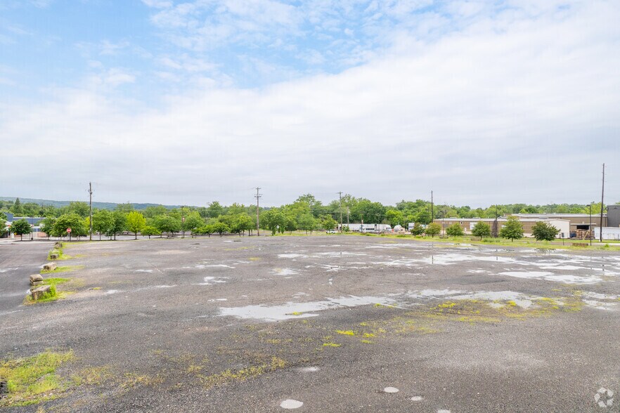 More Photos Of 200-D Mill Rd, Oaks Warehouse For Lease