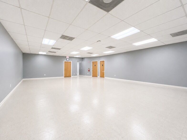 More Photos Of 5250 N Broadway St, Chicago Storefront For Lease