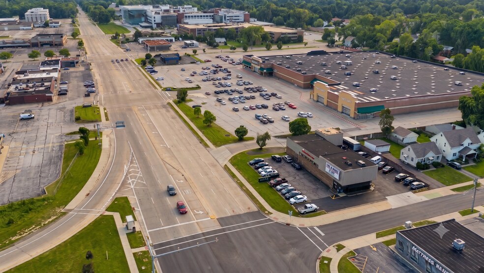 More Photos Of 6590 Mayfield Rd, Cleveland General Retail For Sale
