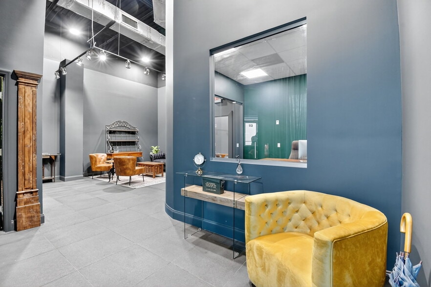 More Photos Of 2800-2890 W State Road 84, Fort Lauderdale Showroom For Sale