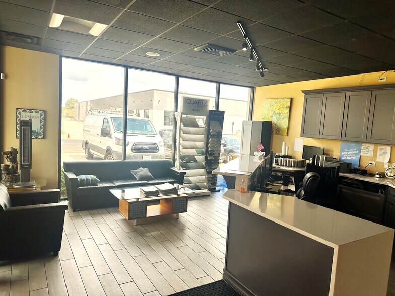 More Photos Of 1401 Busse Rd, Elk Grove Village Showroom For Lease