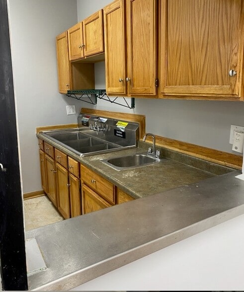 More Photos Of 516-520 E 43rd St, Chicago Storefront Retail Office For Lease
