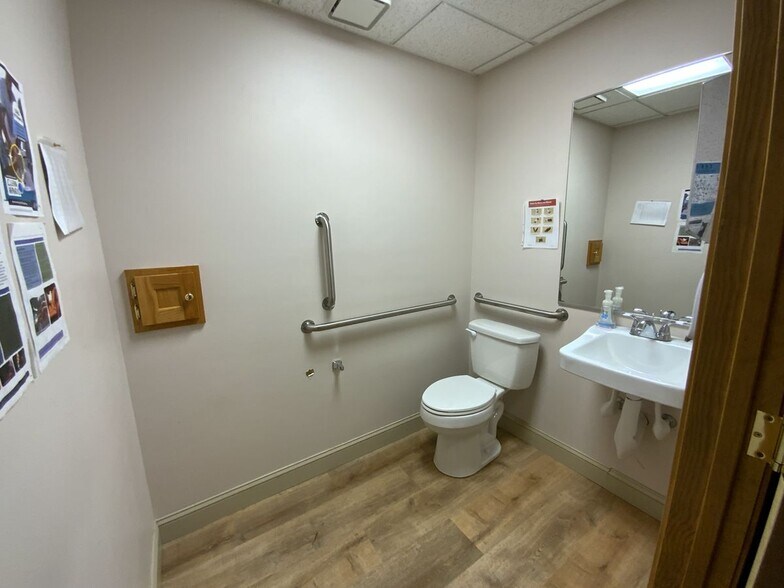 More Photos Of 2415 N Gateway Ave, Harriman Medical For Sale