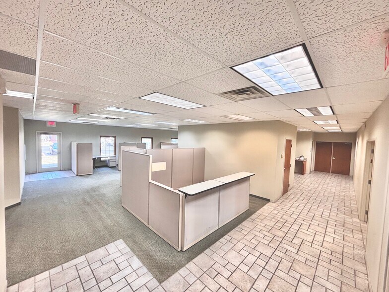 More Photos Of 27911 Clemens Rd, Westlake Office Residential For Lease