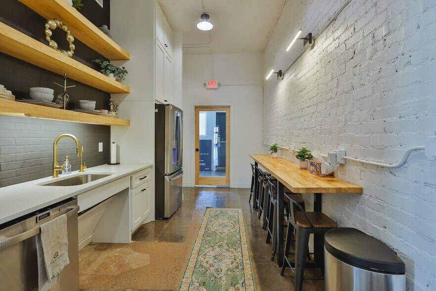 More Photos Of 611 Broadway, Lubbock Storefront For Sale