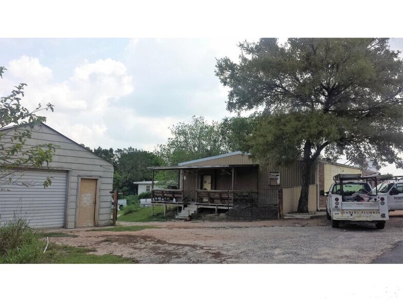 More Photos Of 1819 S Chestnut St, Lampasas General Retail For Sale