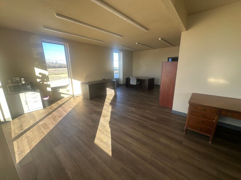 More Photos Of 2301 Memorial Hwy, Council Bluffs Warehouse For Lease