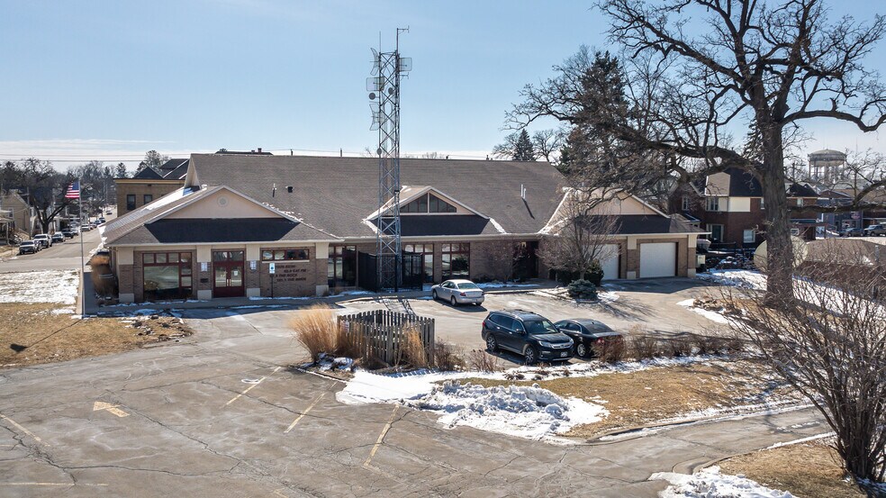 More Photos Of 1055 University Ave, Dubuque Office For Sale