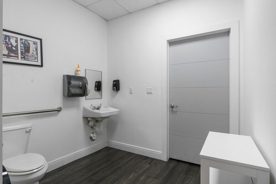 More Photos Of 7620 NW 25th St, Miami Distribution For Sale