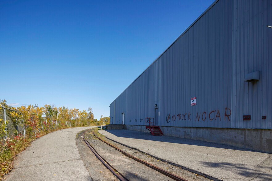 More Photos Of 2177 Av 23e, Lachine Distribution For Lease