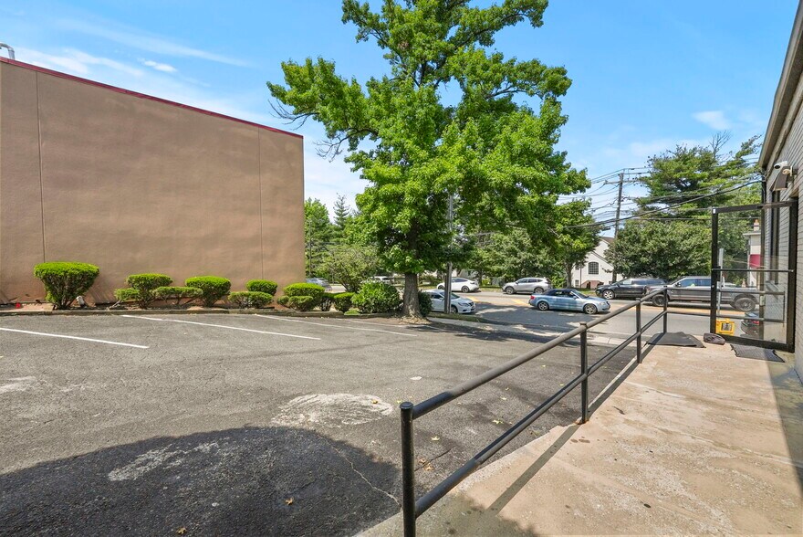 More Photos Of 530-540 Bergen Blvd, Ridgefield Office For Sale