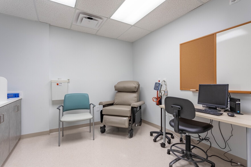 More Photos Of 730 Highland Oaks Dr, Winston-Salem Medical For Sale