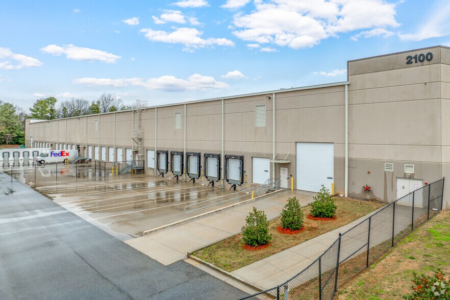 More Photos Of 2100 S Martin St, East Point Warehouse For Lease