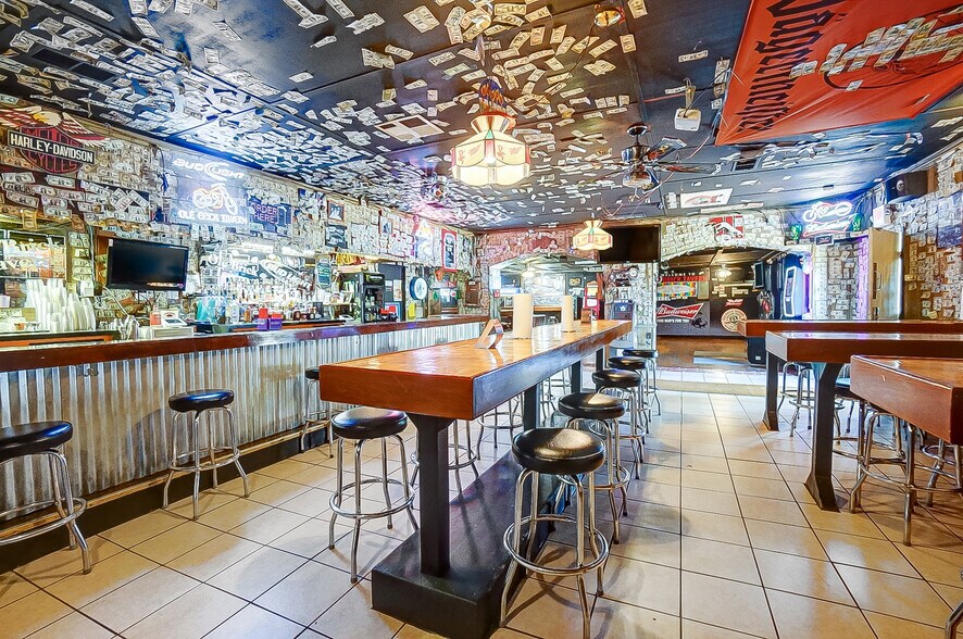 More Photos Of 3475 Mechanicsburg Rd, Springfield Bar For Sale