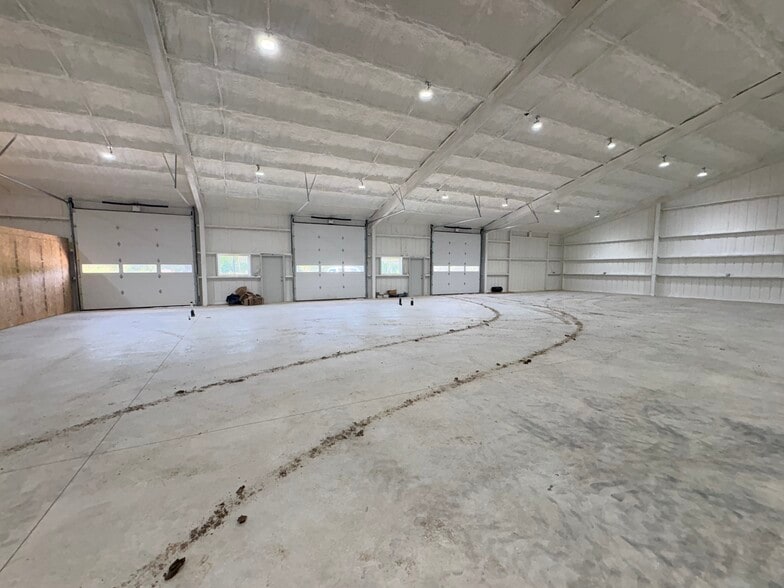 More Photos Of 130 Mission Dr, Sherman Warehouse For Lease