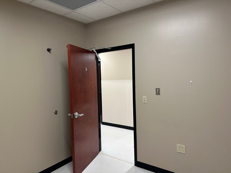 More Photos Of 9137-9141 Cross Park Dr, Knoxville Storefront Retail Office For Lease