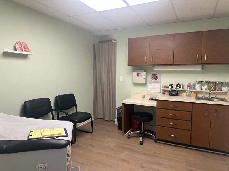 More Photos Of 506 4th Ave W, Palmetto Medical For Sale