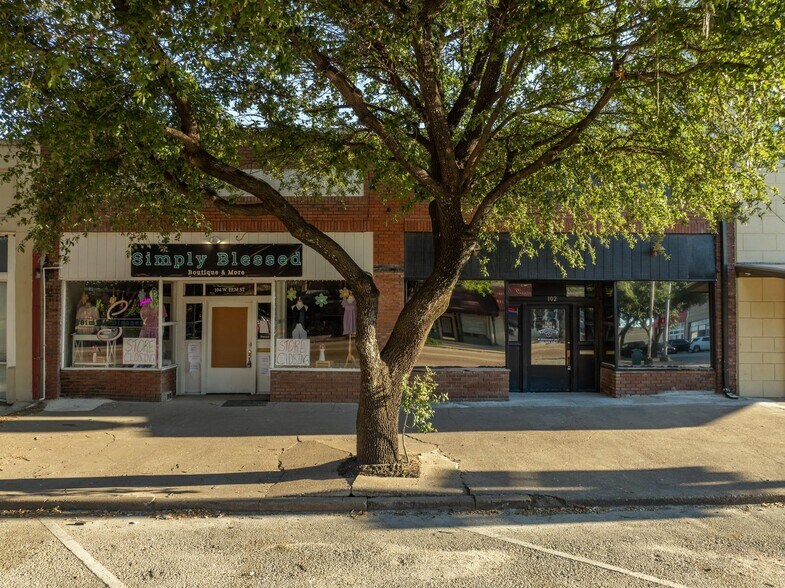More Photos Of 104 W Elm St, Hillsboro Storefront Retail Office For Lease