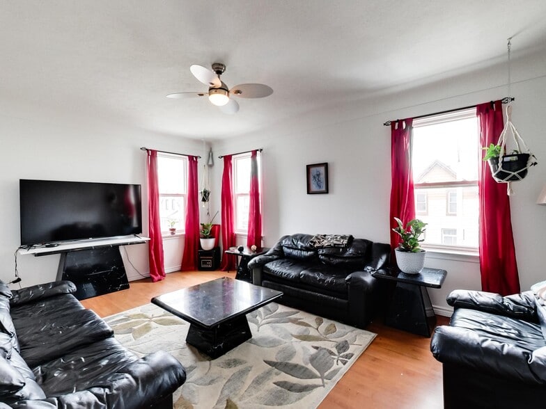 More Photos Of 44 Francis St, Hamilton Flex For Sale