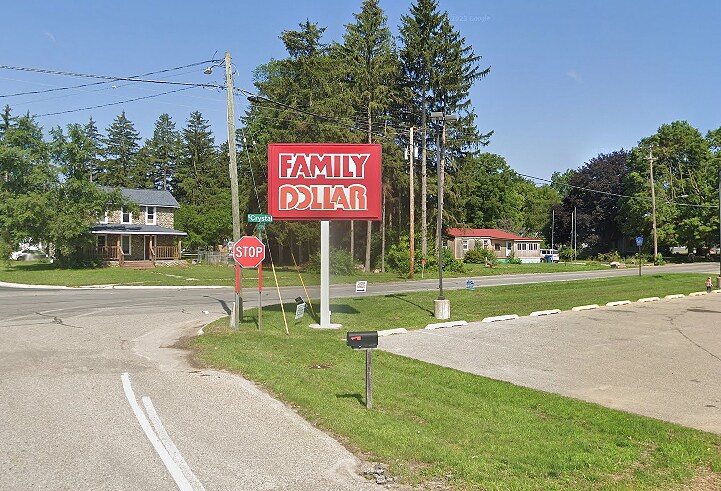 More Photos Of 831 S Main St, Crystal Freestanding For Lease